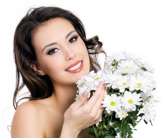 Retrato de mujer joven hermosa sonriente feliz con ramo de flores - aislado en blanco