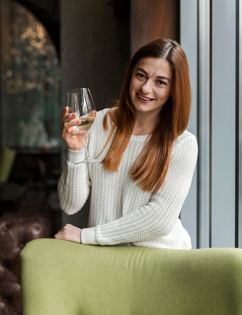 Retrato de mujer joven hermosa con vino