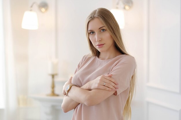 Retrato de mujer joven hermosa