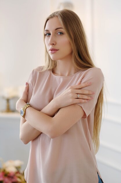 Retrato de mujer joven hermosa