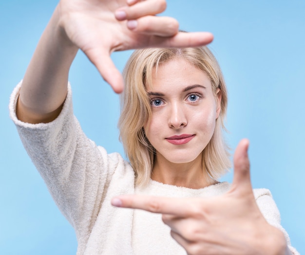 Foto gratuita retrato de mujer joven hermosa