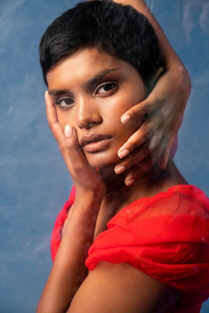 Foto gratuita retrato de mujer joven con humo