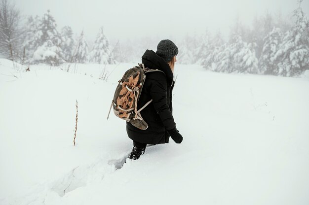 Retrato, mujer joven, en, invierno, día