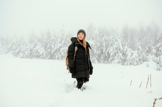 Retrato, mujer joven, en, invierno, día