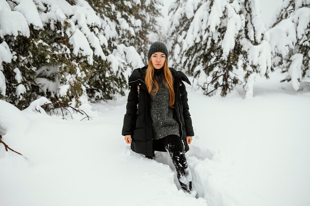 Retrato, mujer joven, en, invierno, día