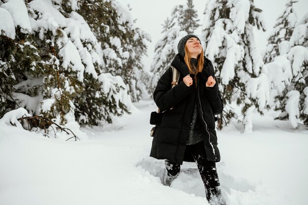 Retrato, mujer joven, en, invierno, día