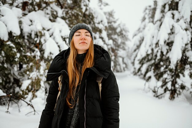 Retrato, mujer joven, en, invierno, día