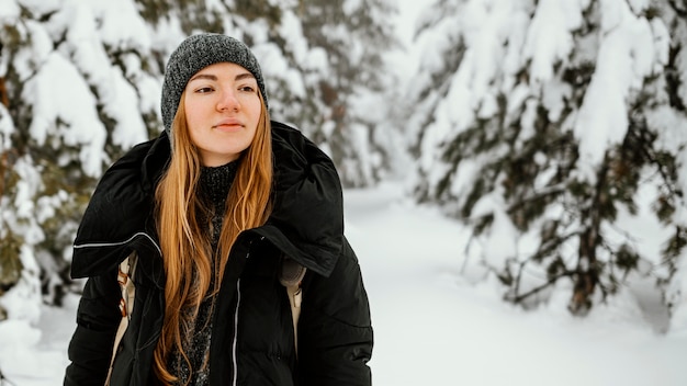 Retrato, mujer joven, en, invierno, día