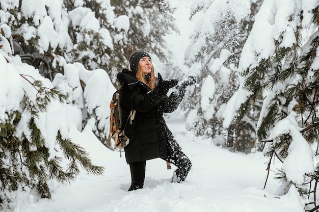 Retrato, mujer joven, en, invierno, día