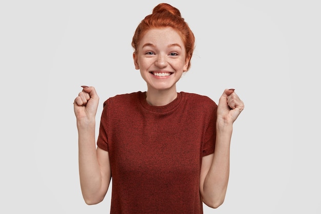 Foto gratuita retrato de mujer joven jengibre