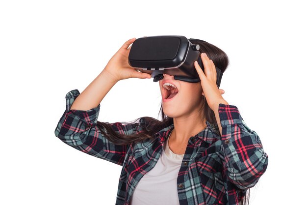Retrato de mujer joven jugando con gafas Vr de realidad virtual aislado en estudio. Dispositivo de gafas VR. Concepto de tecnología.