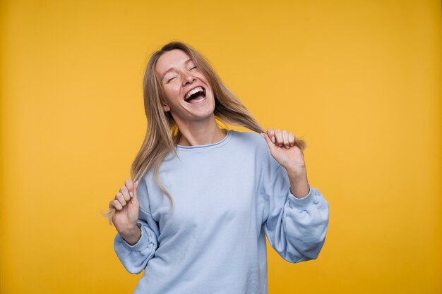 Retrato de una mujer joven jugando