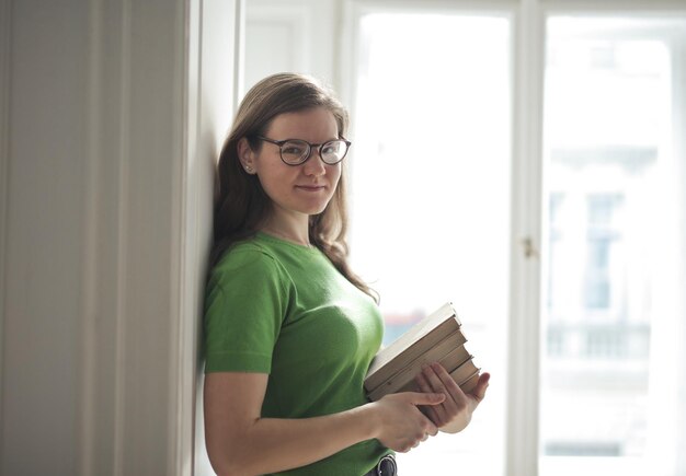 retrato de mujer joven con libros en la mano