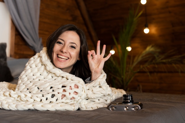 Foto gratuita retrato de mujer joven linda sonriendo