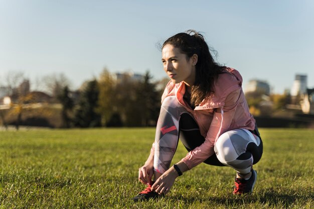 Retrato de mujer joven lista para entrenar