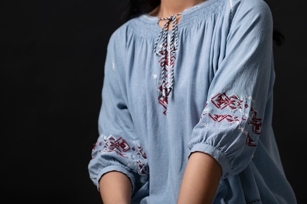 retrato, de, mujer joven, llevando, bordado, camisa