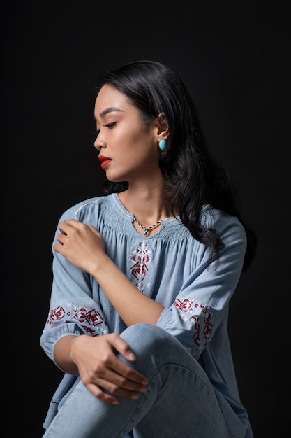 retrato, de, mujer joven, llevando, bordado, camisa