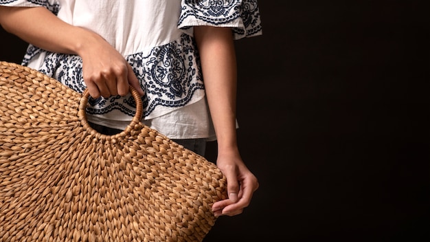 retrato, de, mujer joven, llevando, bordado, camisa