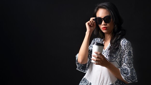 retrato, de, mujer joven, llevando, bordado, camisa