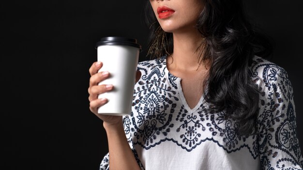 retrato, de, mujer joven, llevando, bordado, camisa