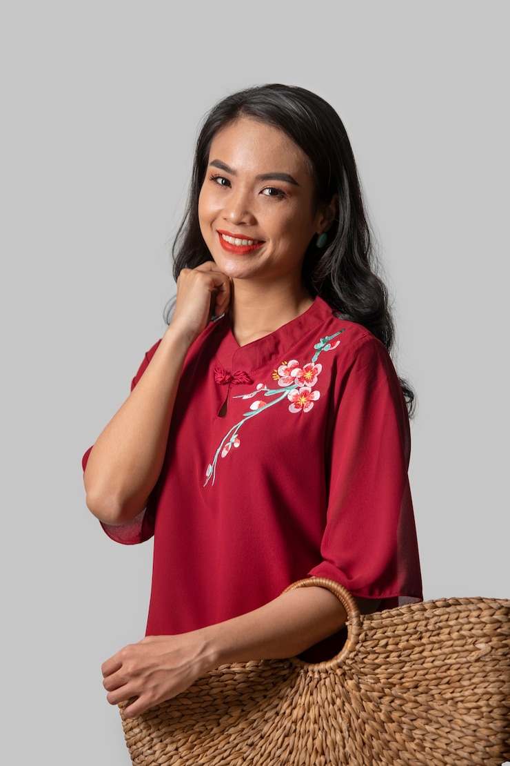 Foto gratuito retrato, de, mujer joven, llevando, bordado, camisa