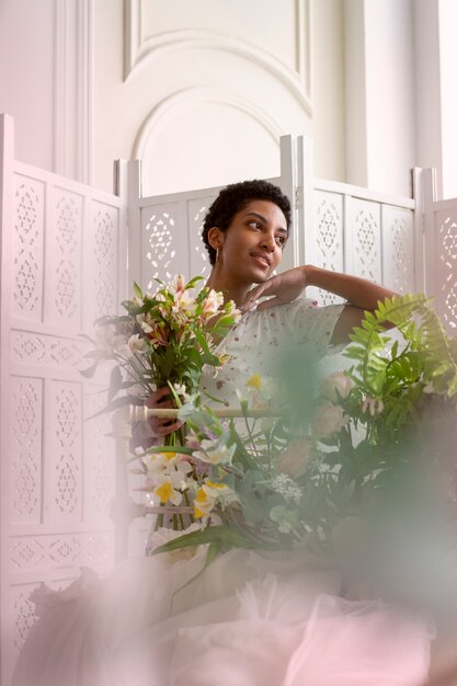 retrato, de, mujer joven, llevando, elegante, boho, vestido, entre, flores