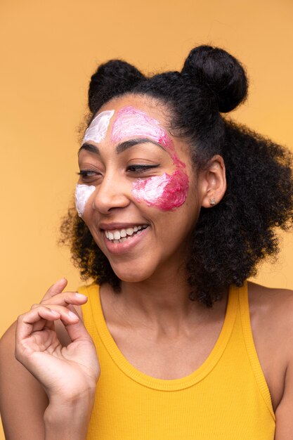 retrato, de, un, mujer joven, llevando, humectante, y, mascarilla