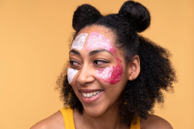 retrato, de, un, mujer joven, llevando, humectante, y, mascarilla