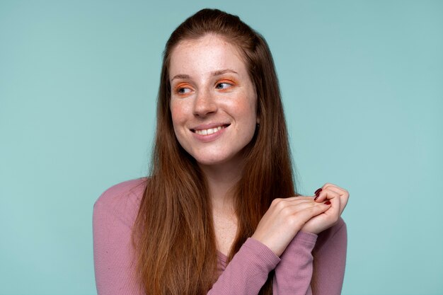 retrato, de, un, mujer joven, llevando, ojo, maquillaje