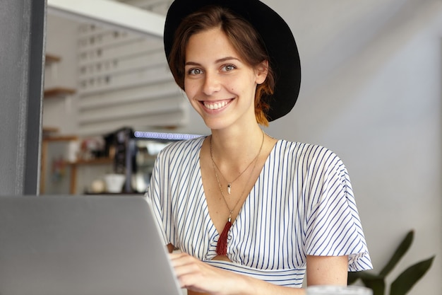 Retrato, de, mujer joven, llevando, sombrero grande