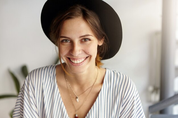 Retrato, de, mujer joven, llevando, sombrero grande