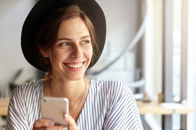 Retrato, de, mujer joven, llevando, sombrero grande