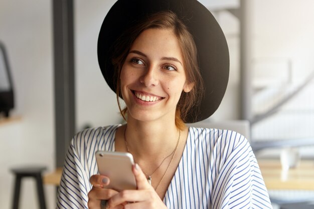 Retrato, de, mujer joven, llevando, sombrero grande