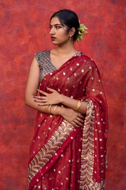 retrato, de, mujer joven, llevando, tradición, sari, prenda