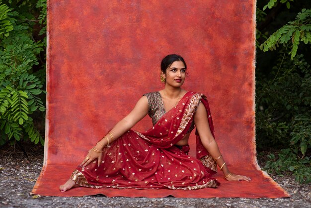 retrato, de, mujer joven, llevando, tradición, sari, prenda