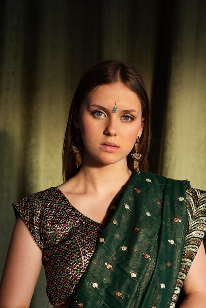 retrato, de, mujer joven, llevando, tradicional, sari, prenda