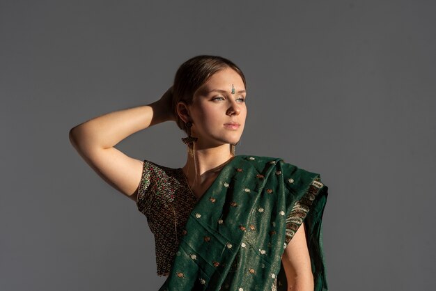 Foto gratuita retrato, de, mujer joven, llevando, tradicional, sari, prenda