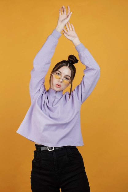 Foto gratuita retrato, mujer joven, llevar lentes de sol