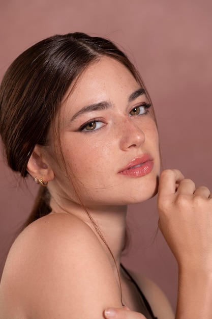 Retrato de mujer joven con maquillaje natural