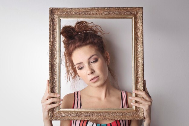 retrato de mujer joven en un marco vintage