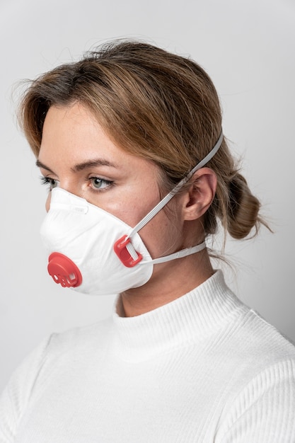 Retrato de mujer joven con mascarilla quirúrgica