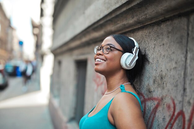 retrato de mujer joven mientras escucha música