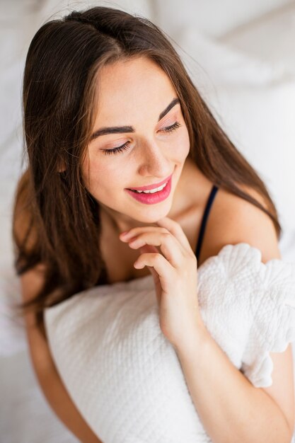 Foto gratuita retrato mujer joven mirando a otro lado