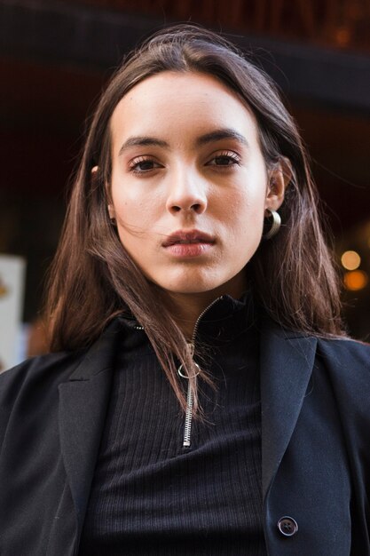 Retrato, de, un, mujer joven, mirar cámara del juez