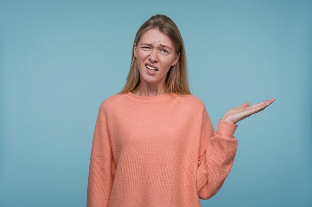 Retrato, de, un, mujer joven, mirar, confundido