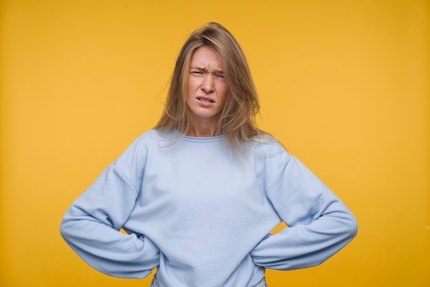 Foto gratuita retrato, de, un, mujer joven, mirar, confundido