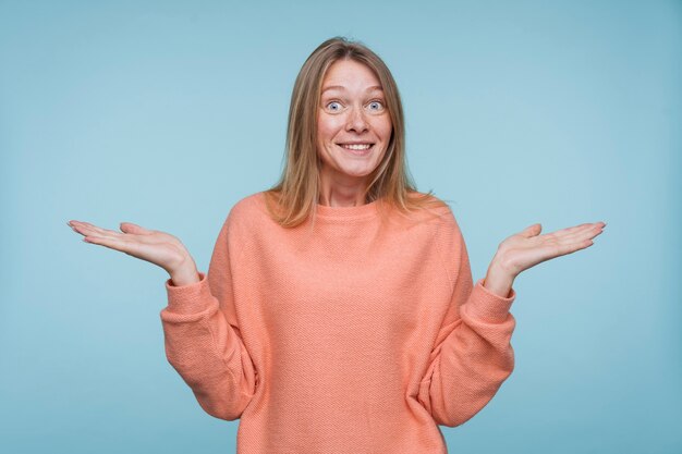 Retrato, de, un, mujer joven, mirar, despistado