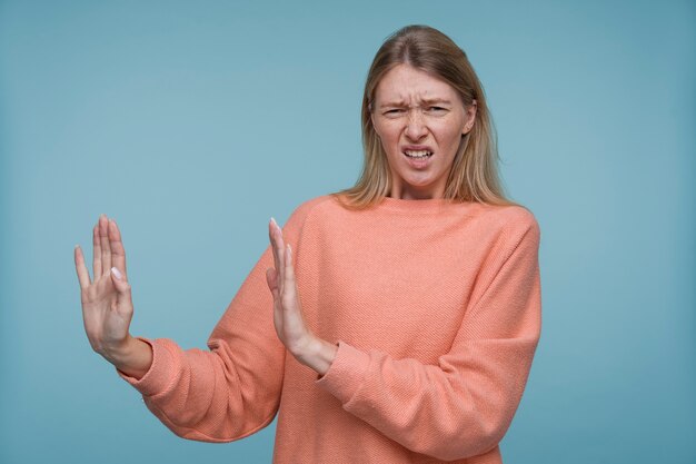 Retrato, de, un, mujer joven, mirar, disgustado