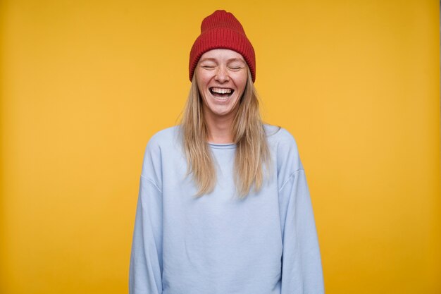 Retrato, de, un, mujer joven, mirar, feliz