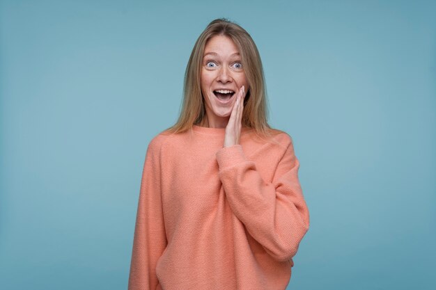 Retrato, de, un, mujer joven, mirar, sorprendido